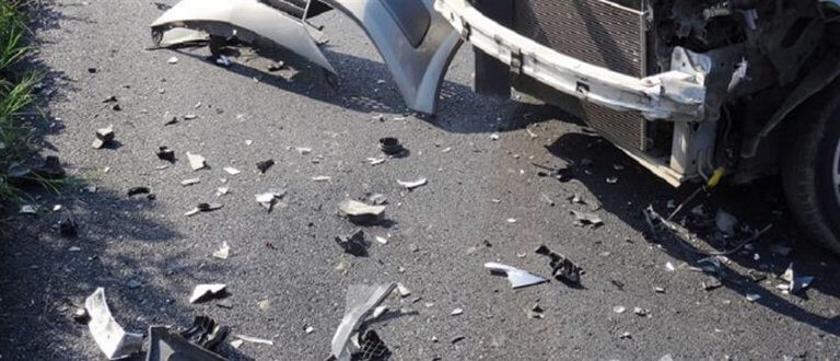 Τροχαίο Πάτρα: Αυτοκίνητο “καρφώθηκε” στην αυλή σπιτιού (pics)