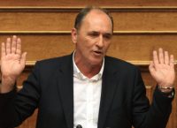 Επικό σκηνικό στη Βουλή: Ο Πρόεδρος της Βουλής διάβασε επιστολή που έλεγε ότι ο Σταθάκης είναι απών, ενώ καθόταν στα έδρανα