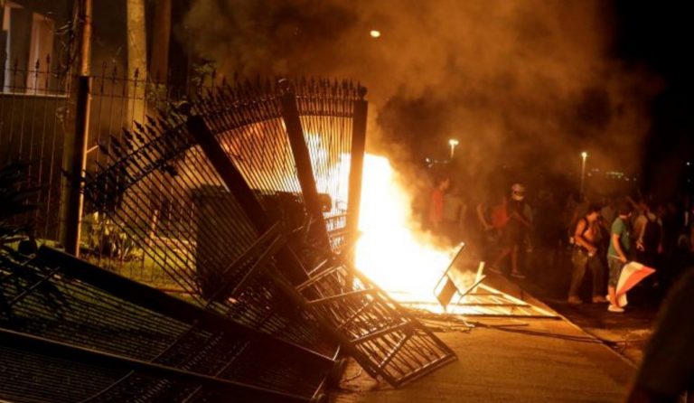 Διαδηλωτές εισέβαλαν σε κτίριο του Κογκρέσου στην Παραγουάη ( pics & vids )