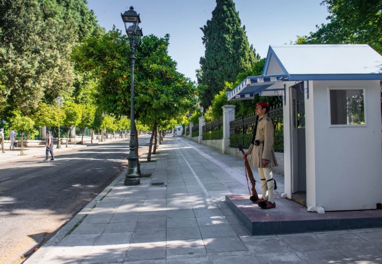 Μέχρι το Μαξίμου έφτασαν μέλη του Ρουβίκωνα