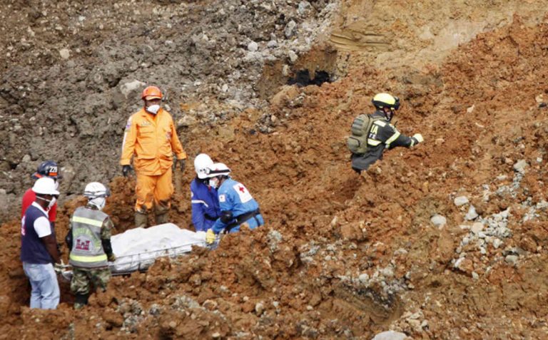 Κολομβία: Ξεπερνούν τους 250 οι νεκροί από την κατολίσθηση (pics)