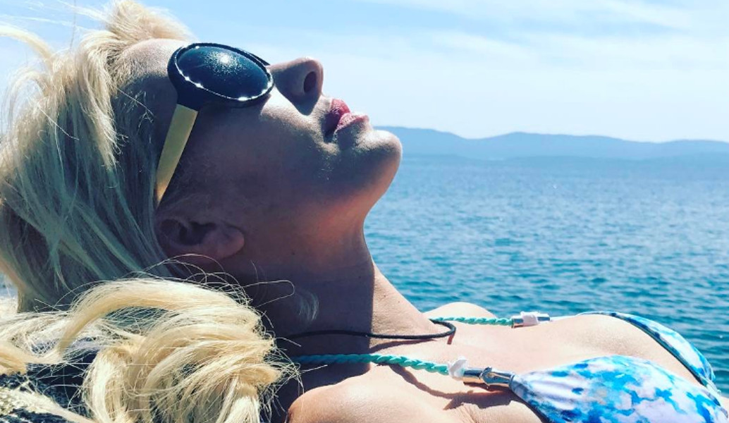 Στην Άνδρο για το τριήμερο της Πρωτομαγιάς η Ελένη Μενεγάκη (pic)