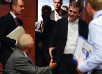 ‘Ετσι επιστρέφουν οι θεσμοί στην Αθήνα: Συμφωνία για περικοπές 1% του ΑΕΠ το 2019 και 1% το 2020