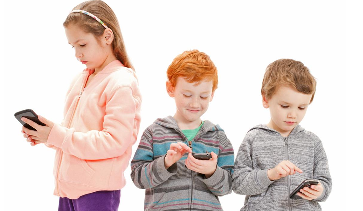 Απαγορεύονται τα κινητά τηλέφωνα σε παιδιά κάτω των 12 ετών