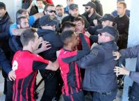 Απίστευτο: Ξύλο μεταξύ ποδοσφαιριστών και αστυνομικών στην Καβάλα (pics)