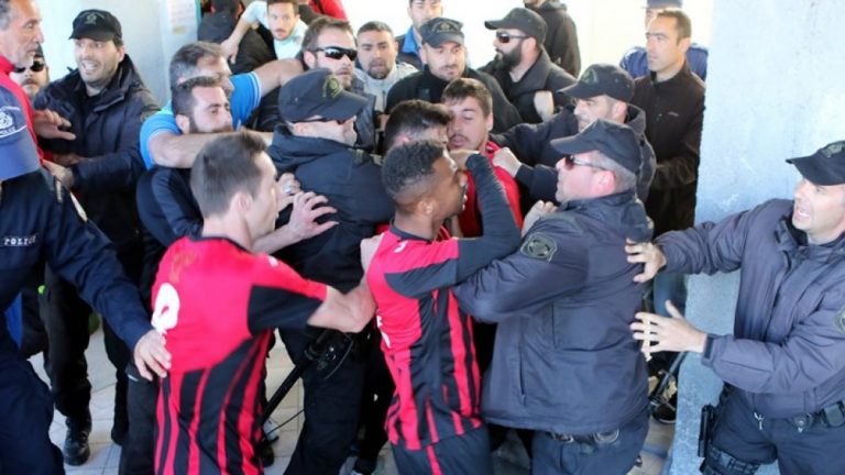 Απίστευτο: Ξύλο μεταξύ ποδοσφαιριστών και αστυνομικών στην Καβάλα (pics)