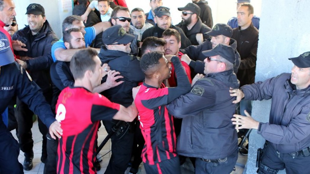 Απίστευτο: Ξύλο μεταξύ ποδοσφαιριστών και αστυνομικών στην Καβάλα (pics)