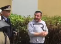 Σαν σταρ ο Χρυσαυγίτης – Δείτε τον να χειροκροτεί το κοινό του έξω απ’ τα δικαστήρια (pics)