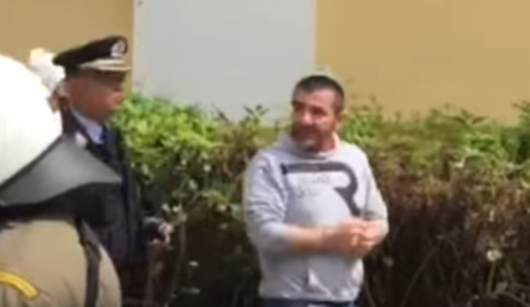 Σαν σταρ ο Χρυσαυγίτης – Δείτε τον να χειροκροτεί το κοινό του έξω απ’ τα δικαστήρια (pics)