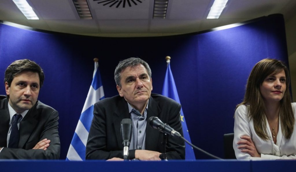 Handelsblatt: Ο Τσακαλώτος υπερηφανεύεται για το πλεόνασμα αλλά οι λογαριασμοί είναι απλήρωτοι