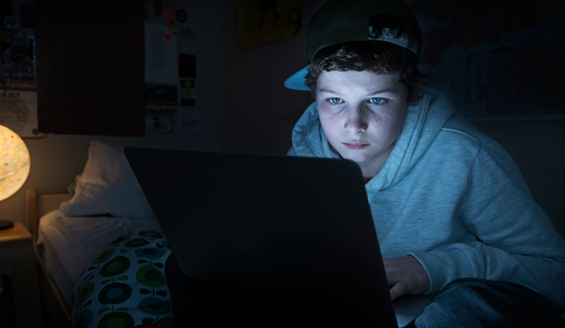 Έρευνα της MRB: Τι πιστεύουν οι Ελληνες για το ίντερνετ – Καθολική η χρήση γονιών και παιδιών