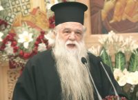 Επιμένει στο «φτύστε τους» για τους ομοφυλόφιλους ο Αμβρόσιος