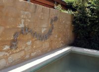 Η γλύπτρια Kelly στο Conte Marino Villas