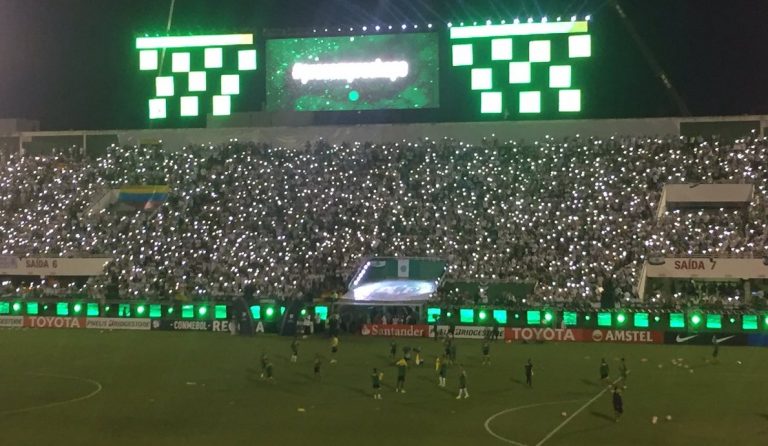 Συγκλονίζει: Τσαπεκοένσε και Ατλέτικο Νασιονάλ πέντε μήνες μετά τον “αιματοβαμμένο” τελικό (pics & vids)