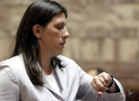 Ζωή Κωνσταντοπούλου: Έκανε “έφοδο” σε συμβολαιογραφικό γραφείο που διενεργεί ηλεκτρονικούς πλειστηριασμούς (vid)