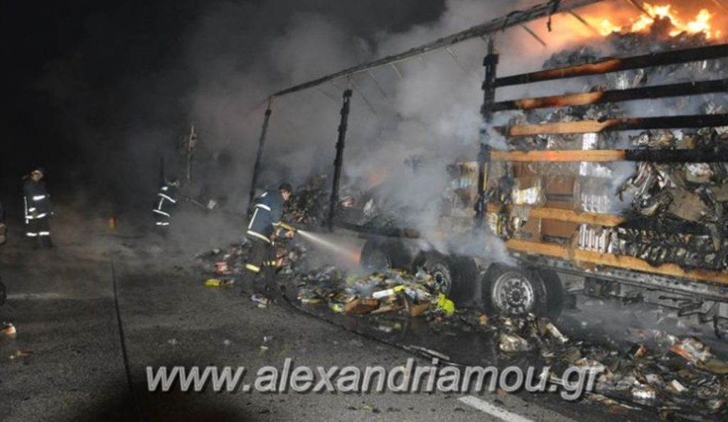 Νταλίκα έπιασε φωτιά στην ΠΑΘΕ – Κάηκε ολοσχερώς (pics)