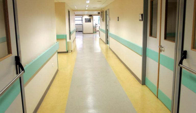 Τραυματίας σε νοσοκομείο βγήκε για τσιγάρο, έχοντας καρφωμένο ένα μαχαίρι στην πλάτη (vid)