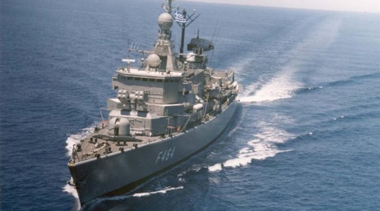 Ξέσπασε φωτιά στη φρεγάτα “Κανάρης”