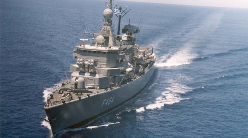 Ξέσπασε φωτιά στη φρεγάτα “Κανάρης”