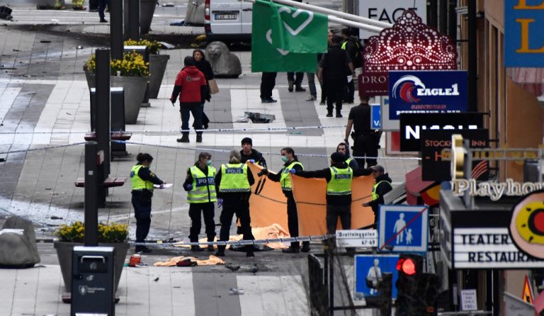 “Παγωμένη” η Ευρώπη από την επίθεση στην Στοκχόλμη (pics & vids)