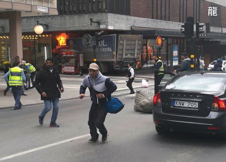 Στοκχόλμη: Στη δημοσιότητα το όνομα και οι φωτογραφίες του τρομοκράτη (pics)