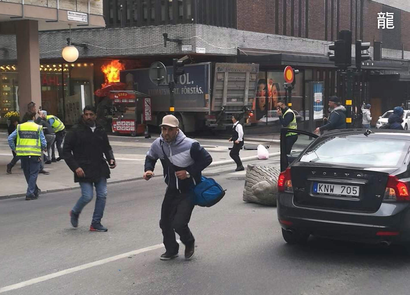Βίντεο από την επίθεση στη Στοκχόλμη: Τρέχει πανικόβλητος ο κόσμος