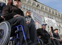 Έρχονται νέες μειώσεις στις αναπηρικές συντάξεις