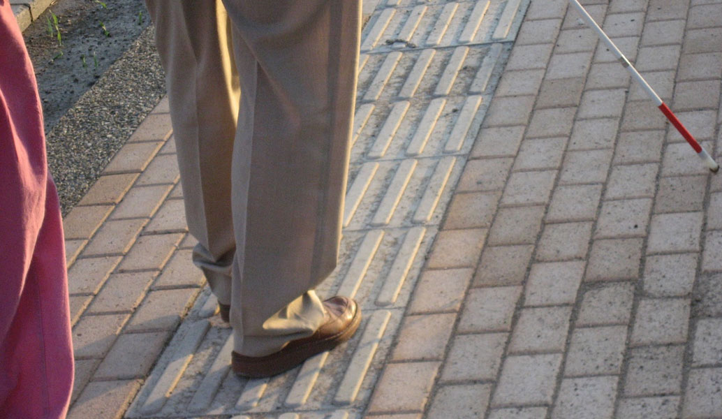 Το πρώτο «έξυπνο» μπαστούνι για τυφλούς (pic)