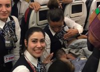 Απίστευτο: Γέννησε εν πτήσει με τη βοήθεια των αεροσυνοδών (pics)