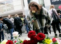 Οι Σουηδοί αποτίουν φόρο τιμής στα θύματα της τρομοκρατικής επίθεσης (pics)