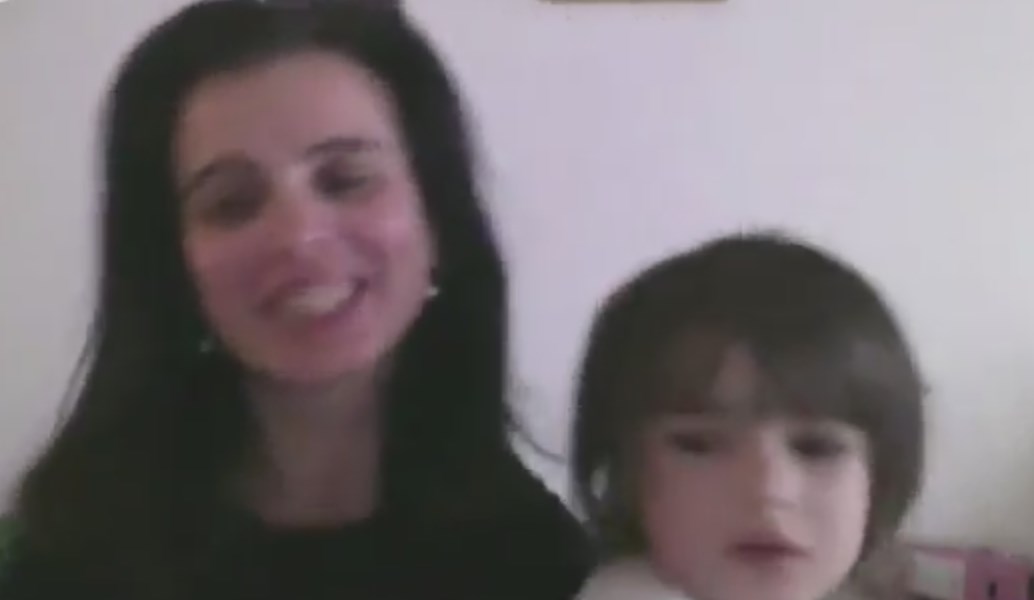 Viral: Εισβολή 3χρονης κόρης δημοσιογράφου σε live σύνδεση (vid)