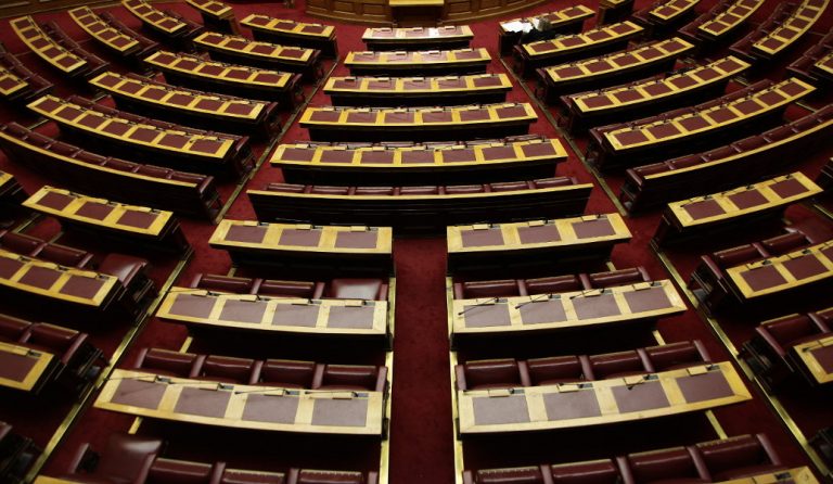 Ανέβηκαν οι τόνοι στη Βουλή για τον εξωδικαστικό