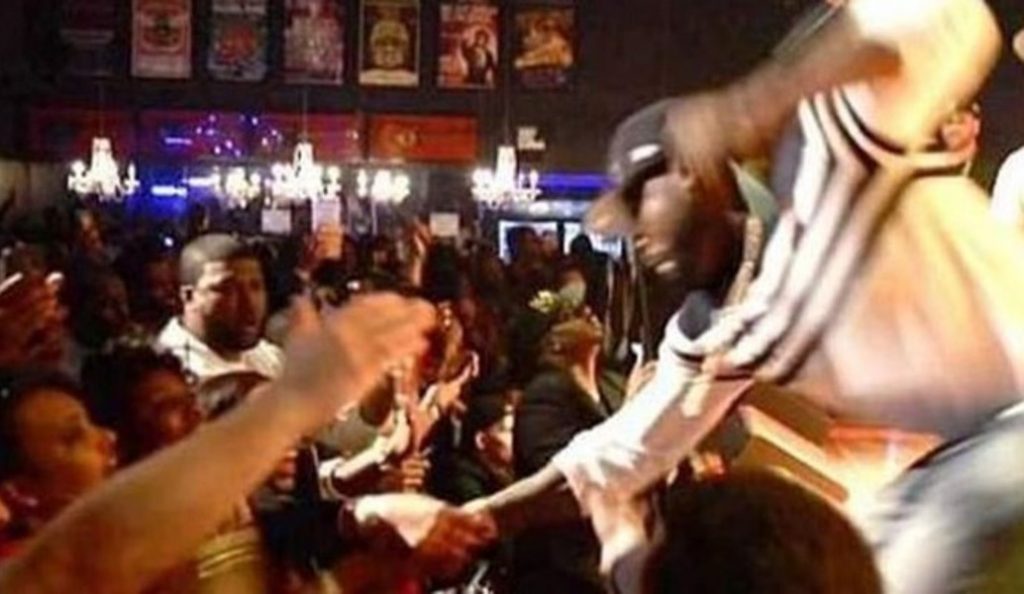 O 50 Cent γρονθοκόπησε θαυμάστριά του – Την ξάπλωσε στο πάτωμα (vid)