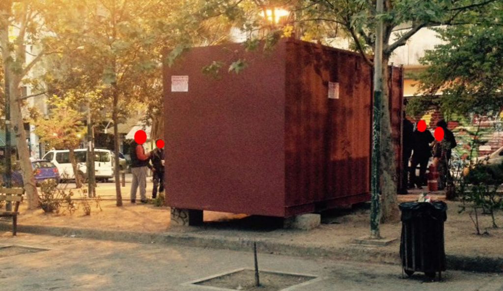 Αναρχικοί έστησαν κοντέινερ – “πολιτικό περίπτερο” στην πλατεία Εξαρχείων