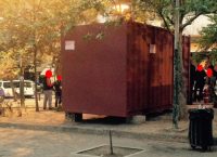 Αναρχικοί έστησαν κοντέινερ – “πολιτικό περίπτερο” στην πλατεία Εξαρχείων