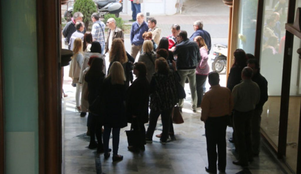 Διαμαρτυρία απλήρωτων εργαζομένων στο δημαρχείο Χανίων