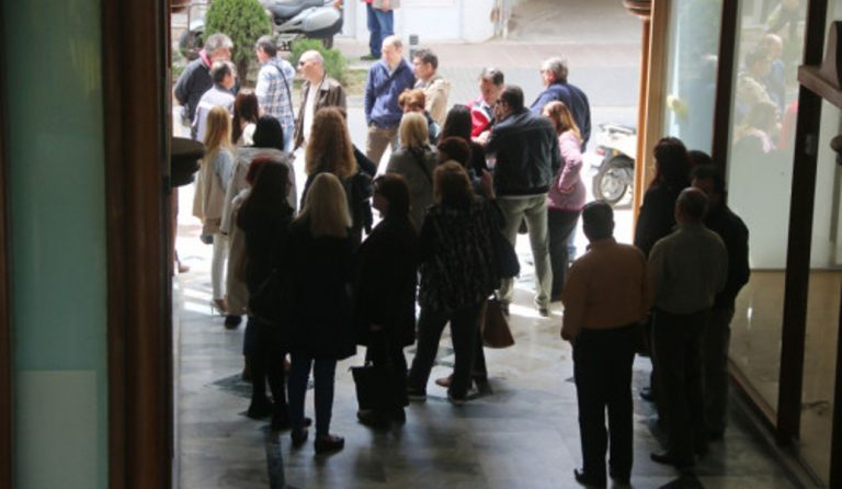 Διαμαρτυρία απλήρωτων εργαζομένων στο δημαρχείο Χανίων