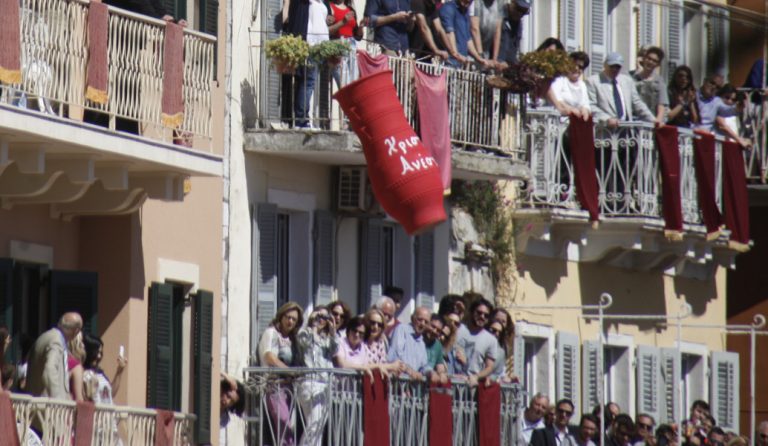 Το έθιμο των “Μπότηδων” στην Κέρκυρα – Εντυπωσιασμένος ο Τσίπρας