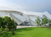 Ένα πλοίο αρμενίζει πάνω από το Παρίσι