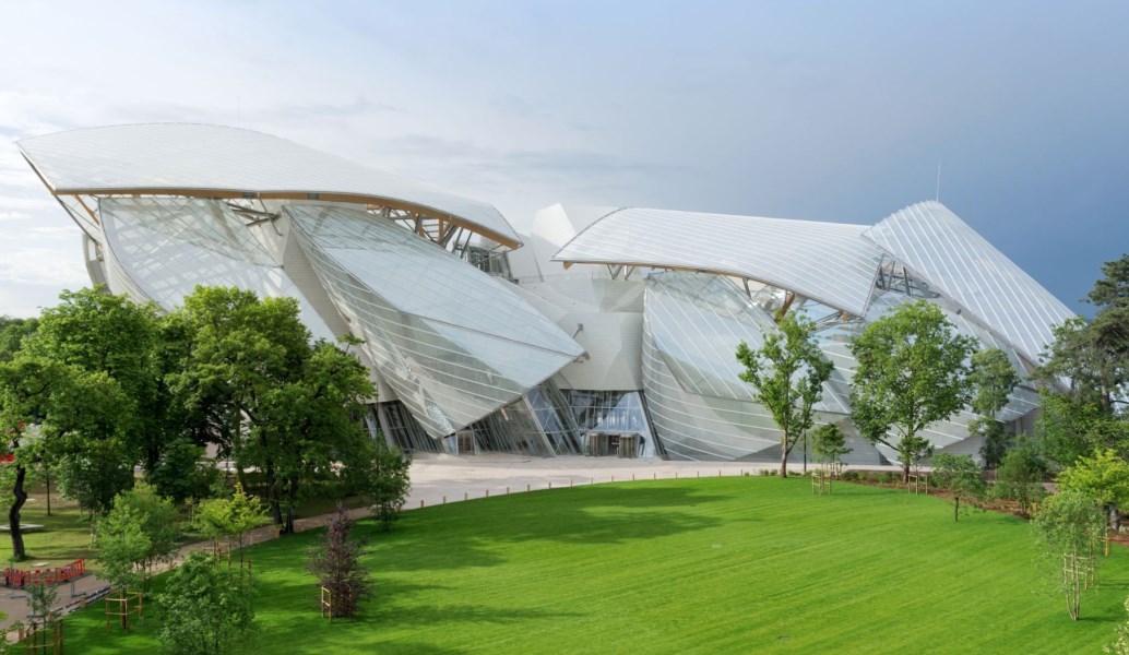 Ένα πλοίο αρμενίζει πάνω από το Παρίσι