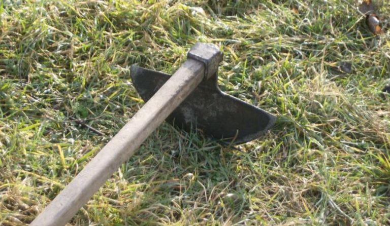 Φάρσαλα: Τον χτύπησε με τσάπα στο κεφάλι