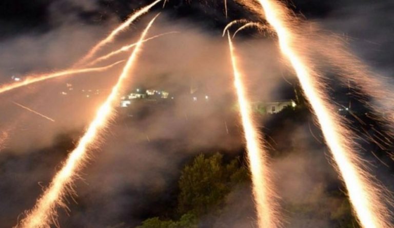 Eντυπωσιακός και φέτος ο ρουκετοπόλεμος της Χίου (vid)