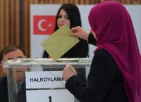 Εκλογές Τουρκία: Βουλευτής ξυλοκοπεί παρατηρητές σε εκλογικά τμήματα