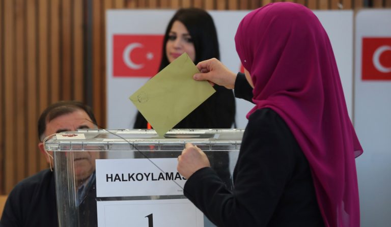 Εκλογές Τουρκία: Βουλευτής ξυλοκοπεί παρατηρητές σε εκλογικά τμήματα