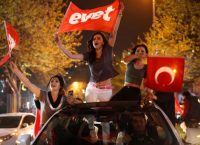 Πανηγυρίζουν οι Τούρκοι για το “ναι”- Στους δρόμους με σημαίες και συνθήματα (pics)