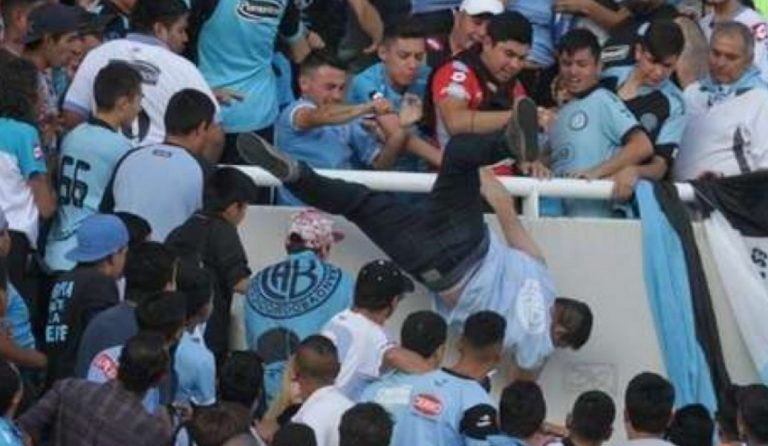 Σοκ στην Αργεντινή: Πέταξαν οπαδό στο κενό! (vid)