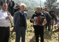Τραγούδια και κλαρίνα σε νεκροταφείο – Ένα διαφορετικό έθιμο στη Θεσπρωτία (vid)
