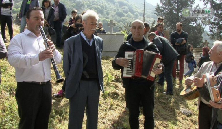 Τραγούδια και κλαρίνα σε νεκροταφείο – Ένα διαφορετικό έθιμο στη Θεσπρωτία (vid)