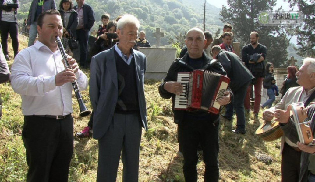 Τραγούδια και κλαρίνα σε νεκροταφείο – Ένα διαφορετικό έθιμο στη Θεσπρωτία (vid)