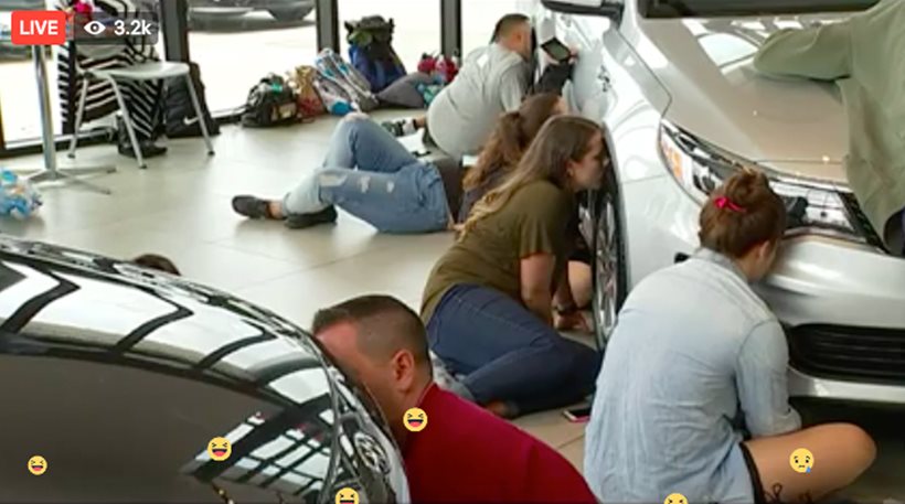 Ξεφτίλα: Φιλάνε με τις ώρες αυτοκίνητα στο facebook live για να τα κερδίσουν!